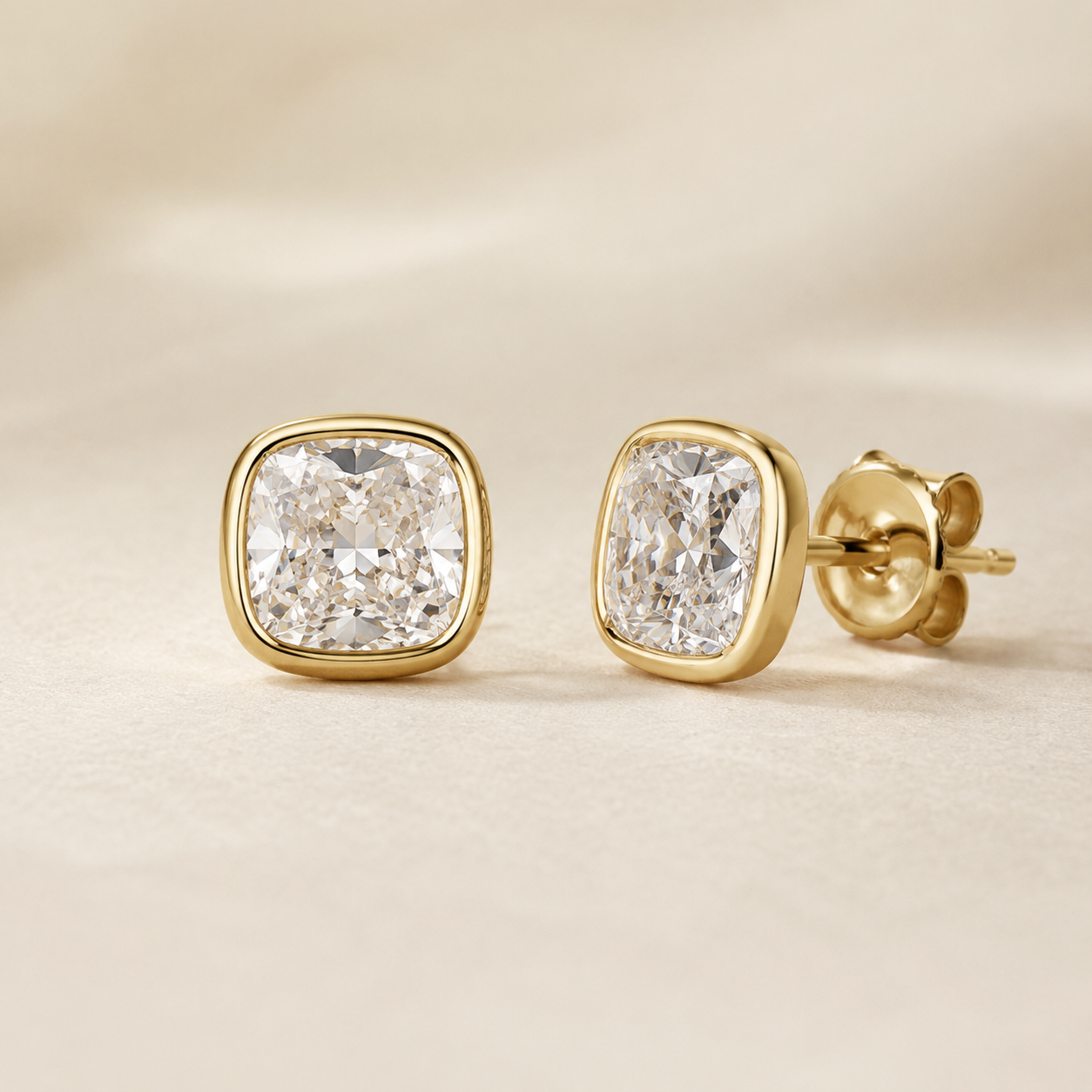 עגילי LUMIANDE ÉCLAT STUDS עם אבנים לבנות